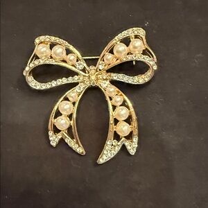 Vintage Elegant Gold Bow Brooch with Pearls
